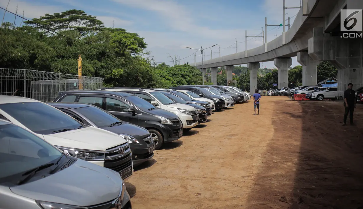 Sejumlah mobil terparkir di Park and Ride di kawasan Lebak Bulus, Jakarta, Kamis (28/3). Park and Ride Stasiun MRT Stasiun MRT Lebak Bulus menerapkan tarif flat per hari. (Liputan6.com/Faizal Fanani)