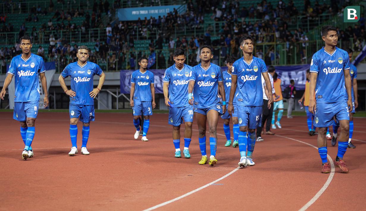 Pemain PSIM Yogyakarta berjalan meinggalkan lapangan usai laga lanjutan Grup B Liga 2 2022/2023 antara FC Bekasi City melawan PSIM Yogyakarta di Stadion Patriot Candrabhaga, Bekasi, Senin (19/09/2022). (Bola.com/Bagaskara Lazuardi)