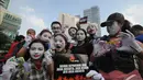 Puluhan orang menggelar aksi di kawasan Bunderan Hotel Indonesia (HI), Minggu (23/11/2014). (Liputan6.com/Herman Zakharia)