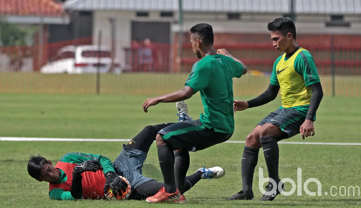 Aksi kiper Timnas U-22, Satria Tama mengamankan bola dari kejaran rekan-rekannya di Lapangan SPH, Karawaci, Jumat (17/3/2017). Timnas U-22 mempersiapkan diri melawan Myanmar pada laga persahabatan 21 Maret 2017. (Bola.com/Nicklas Hanoatubun)