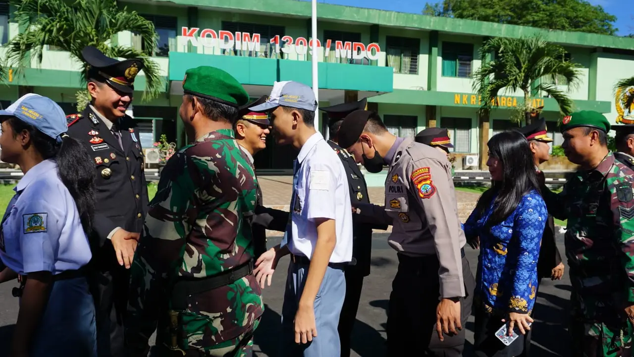 Kegiatan Upacara Hardiknas dengan Tema "Bergerak Bersama Semarakkan Merdeka Belajar" dilaksanakan di Lapangan Hitam Makodim 1309/Manado.