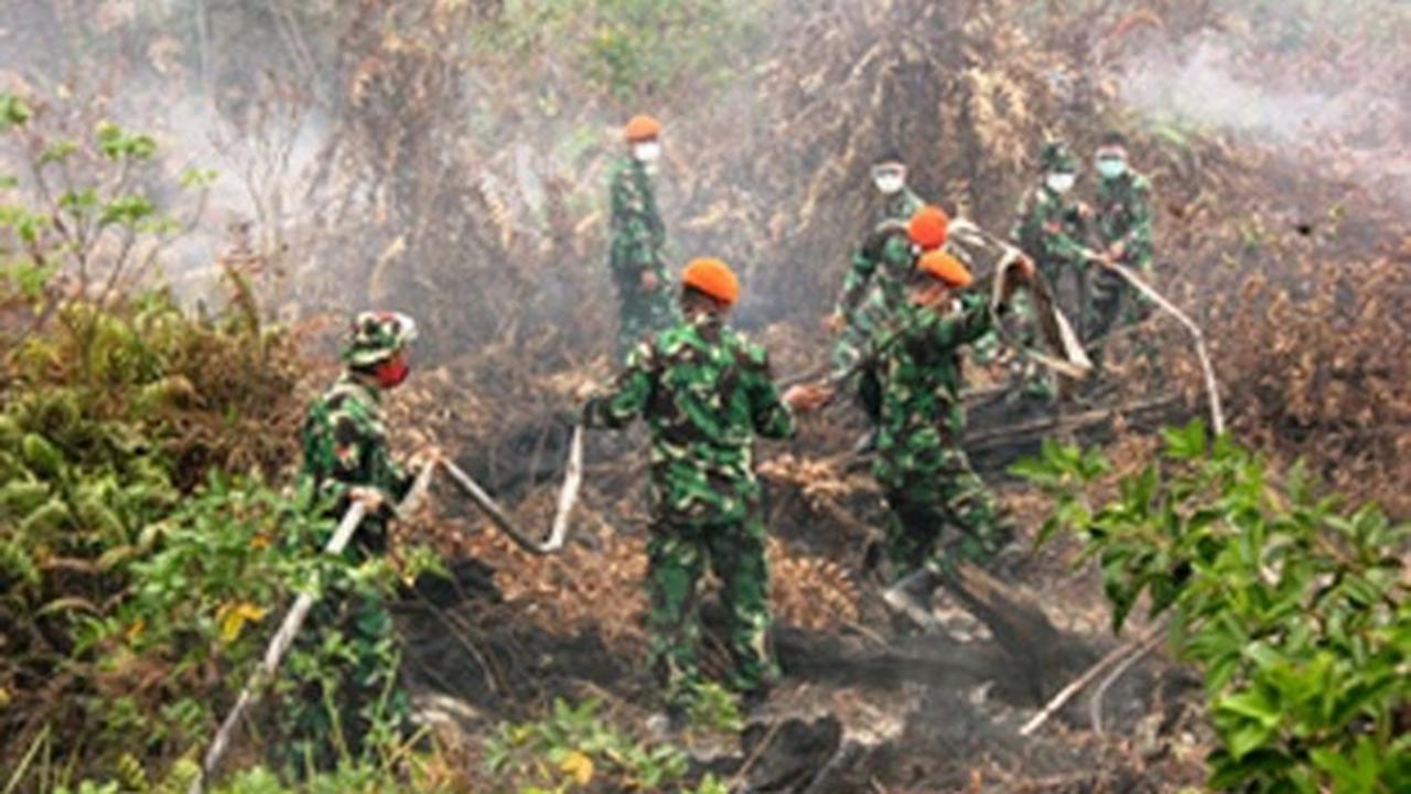 Aksi Paskhas atasi kabut asap di Pekanbaru