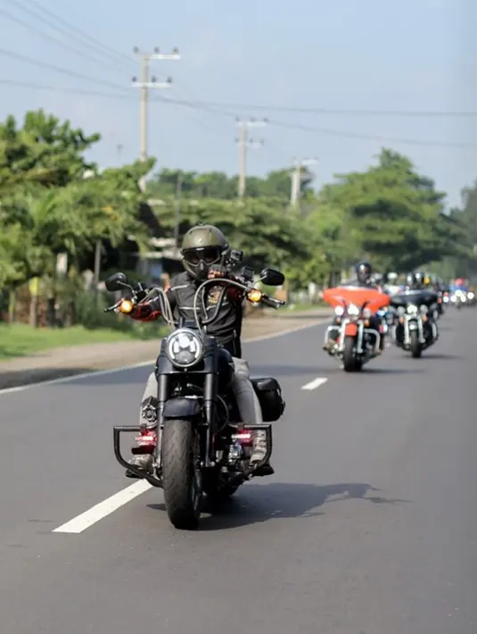 Kini Dodit menjadi pelawak terkenal, bahkan ia mengaku jika kini penghasilannya mencapai 25 kali lipat dari pekerjaannya yang dulu. Melalui akun Isntagramnya, ia juga memiliki hobi motoran. (Liputan6.com/IG/@dodit_mul)