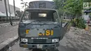 Kondisi kendaraan milik polisi yang dirusak oleh massa aksi 22 Mei di kawasan Wahid Hasyim, Jakarta, Kamis (23/5/2019). Massa yang ricuh di depan Kantor Bawaslu dipukul mundur oleh polisi hingga berhamburan ke sejumlah titik dekat lokasi. (Liputan6.com/Herman Zakharia)