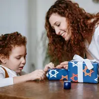 memberikan hadiah pada anaknya. credits: pexels.com/cottonbro.