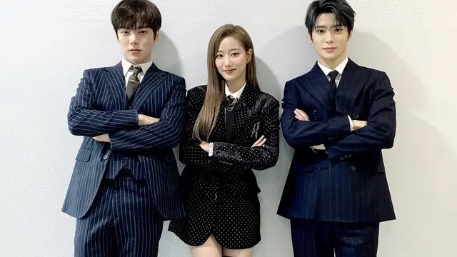 Naeun Suits look/dok. NCT 127 Twitter