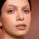 Kulit yang tampak dewy, sehat, dan bercahaya masih menjadi salah satu tampilan makeup yang paling digemari hingga saat ini. [Dok/Pexels.com/Itamar Osorio].