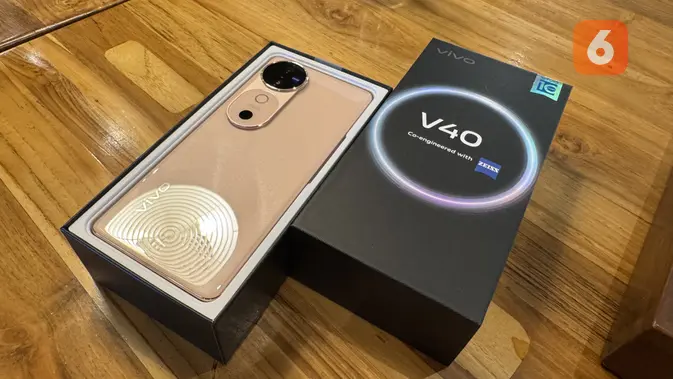 <p>Vivo V40 saat di dalam boks penjualan. (Liputan6.com/ Yuslianson)</p>