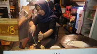 Pramusaji di Roti Cane Gempol sedang menyiapkan roti untuk disajikan. (Huyogo Simbolon)