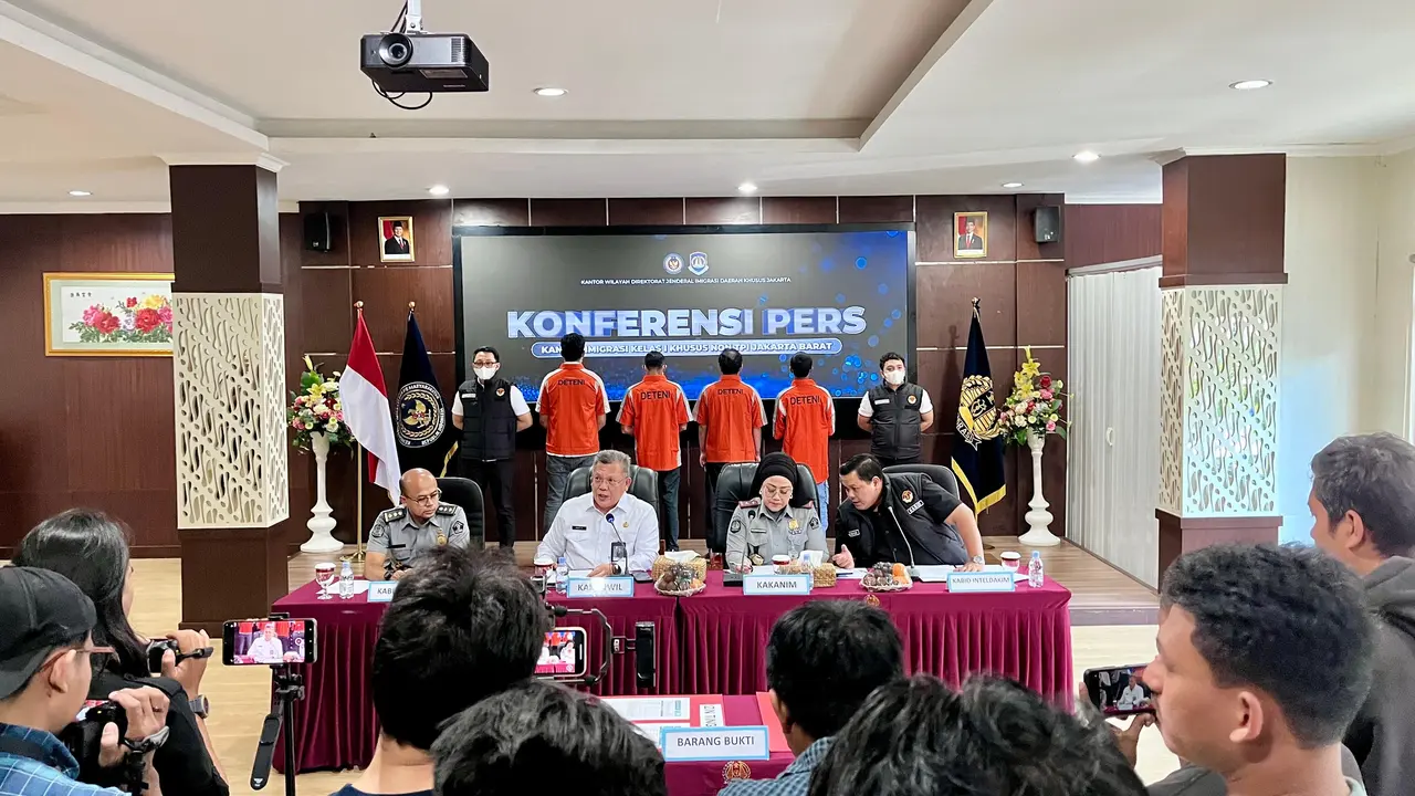Konferensi pers penangkapan Warga Negara Asing (WNA) asal Pakistan oleh Kantor Imigrasi Kelas I Khusus Non TPI Jakarta Barat.