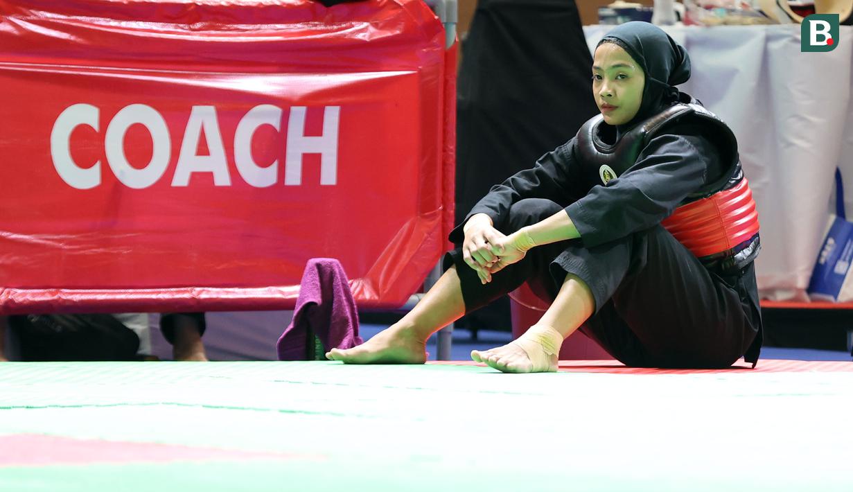 <p>Reaksi atlet pencak silat putri Indonesia, Safira Dwi Meilani saat menghadapi wakil Vietnam, Nguyen Huang Hong An pada nomor tanding putri kelas B Pencak Silat SEA Games 2023 di Chroy Changvar International Convention and Exhibition Center, Phnom Penh, Kamboja, Rabu (10/05/2023). (Bola.com/Abdul Aziz)</p>