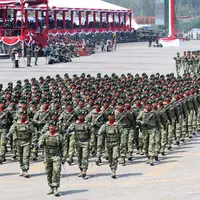 Prajurit TNI berbaris saat melakukan gladi resik HUT TNI ke-72 di Cilegon, Banten, Selasa (3/10). Gladi resik tersebut untuk memperingati HUT TNI ke-72 yang dilaksanakan tanggal 5 Oktober. (Liputan6.com/Angga Yuniar)