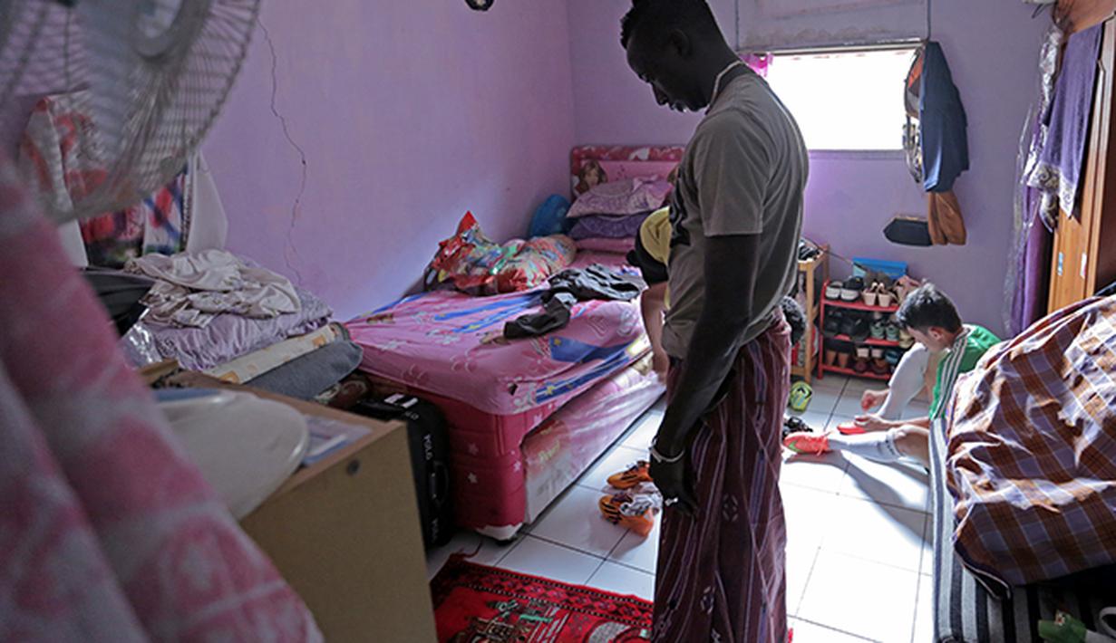 Makan Konate menjalani ibadah shalat sebelum bermain sepak bola tarkam. (Bola.com/Peksi Cahyo)