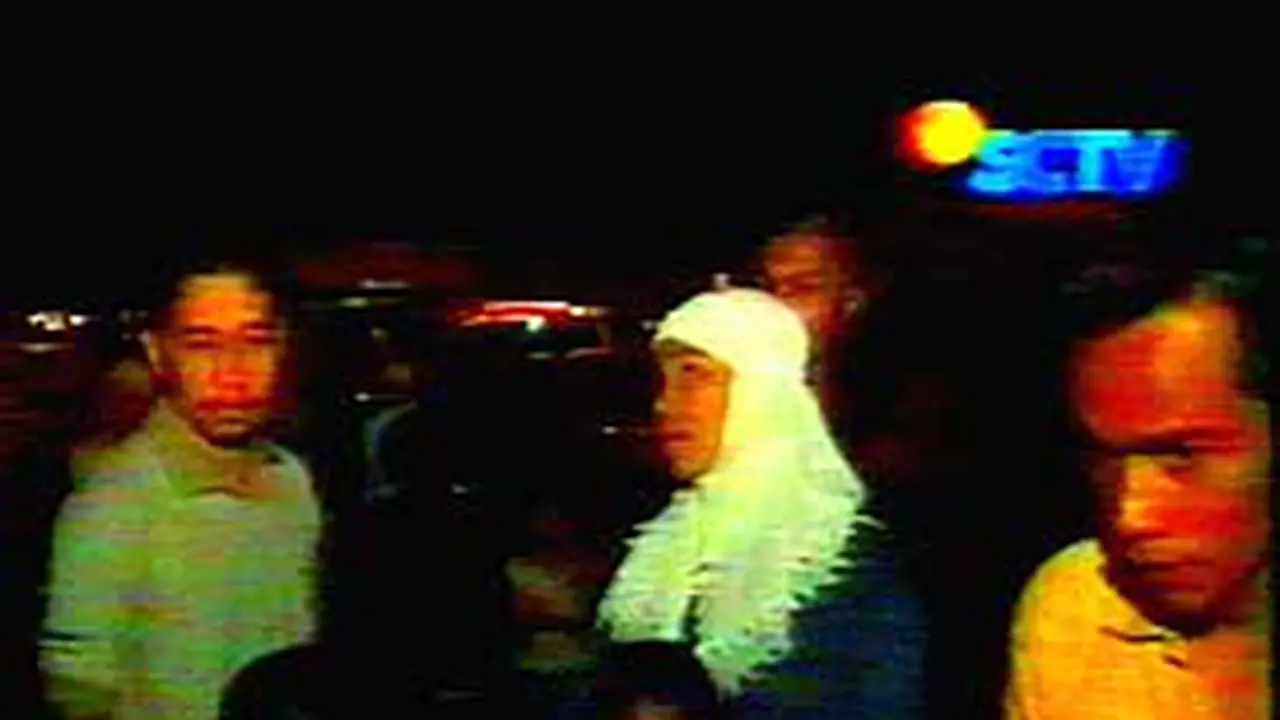 060307cgempa_tenda.jpg