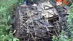 Dua rumah di Desa Maria, Bima, NTB, roboh karena longsor. Rumah panggung itu rata dengan tanah, bahkan sebagian jatuh ke bantaran sungai sedalam 15 meter. 
