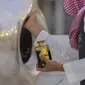 Seorang pria membubuhkan wewangian pada batu hajar aswad di sudut Ka’bah, Masjidil Haram, Makkah, Arab Saudi, Senin (27/7/2020). Karena pandemi COVID-19, Arab Saudi membatasi jumlah jemaah haji tahun ini hanya untuk sekitar 1.000 orang. (Saudi Ministry of Media via AP)