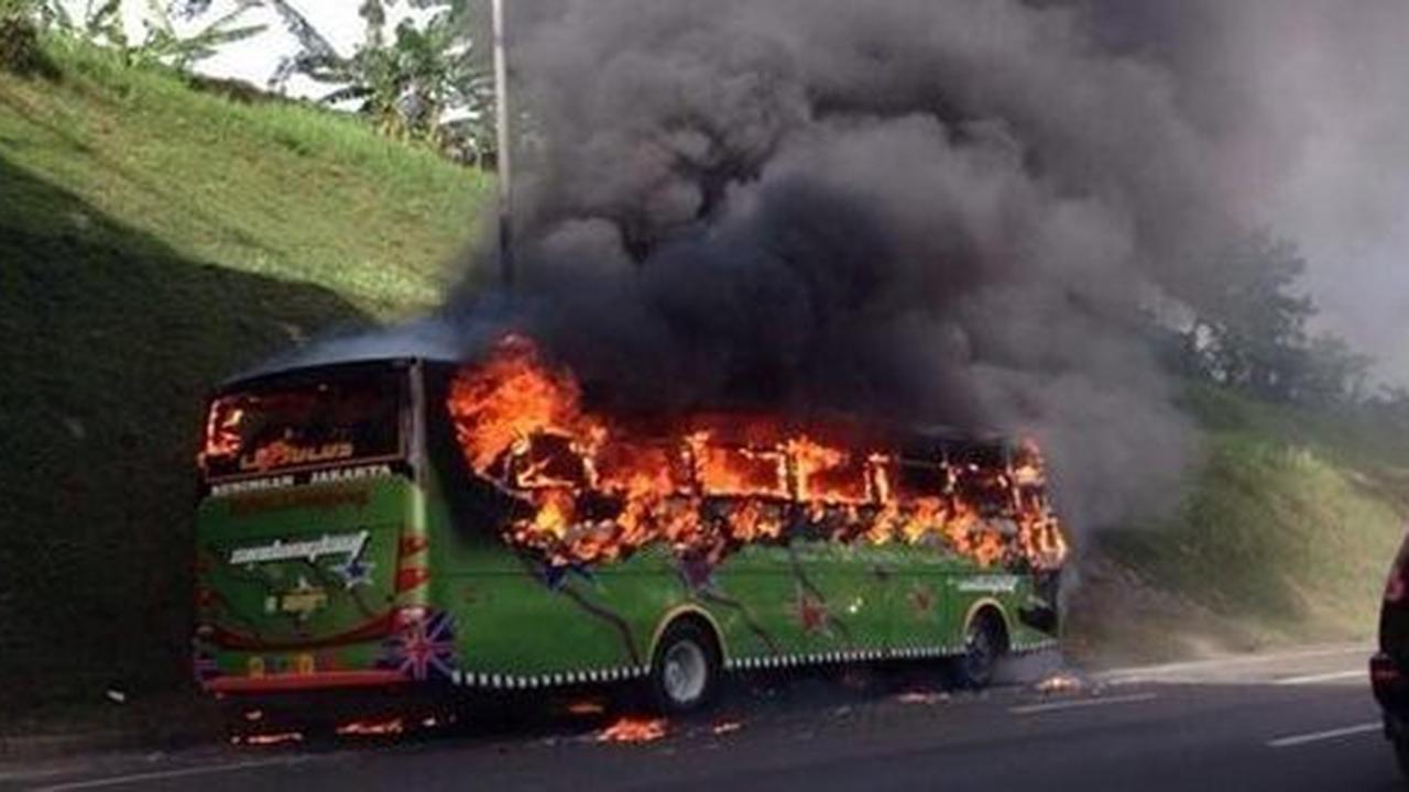 Bus pariwisata yang terbakar di Tol Jatiwaringin angkut pemudik