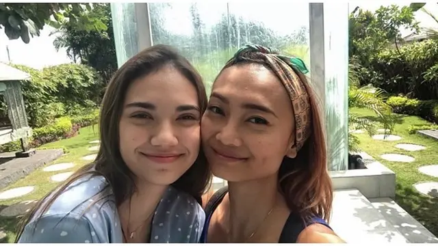 Potret keduanya saat tidak menggunakan makeup, cantik dan natural.