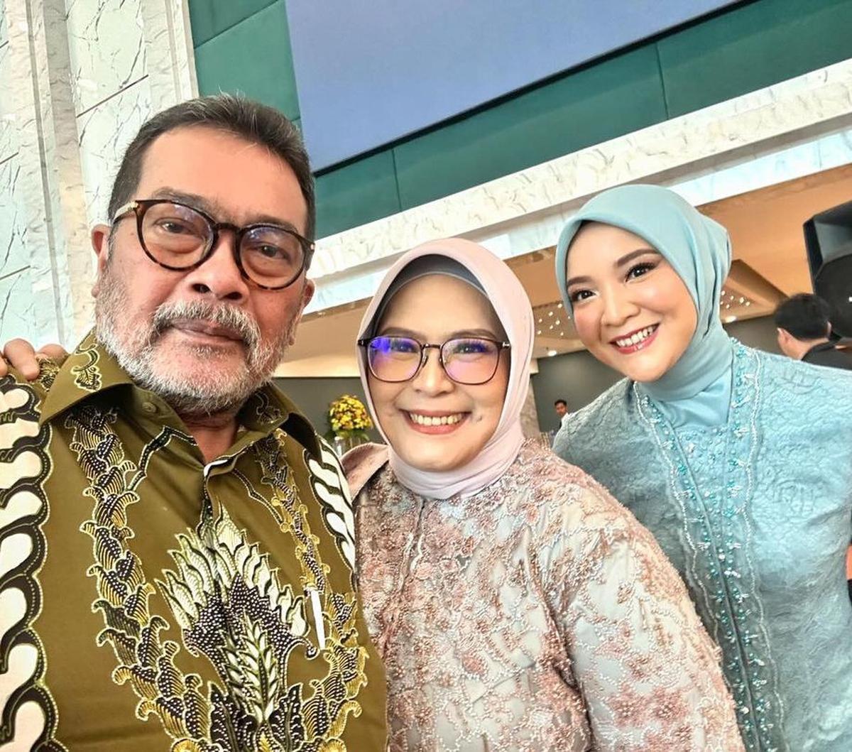 Bos Pelindo Herbert Timbo Parluhutan Siahaan membagikan momen saat dirinya hadir dalam acara pernikahan putra dari asisten Erick Thohir Ratna Irsana. <br>