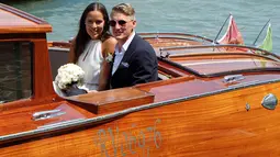 Pemain Jerman, Bastian Schweinsteiger dan petenis Serbia, Ana Ivanovic melakukan sesi foto diatas kapala usai menjalani pemberkatan di  Venice, Italia, (12/7/2016). (REUTERS/Stringer)