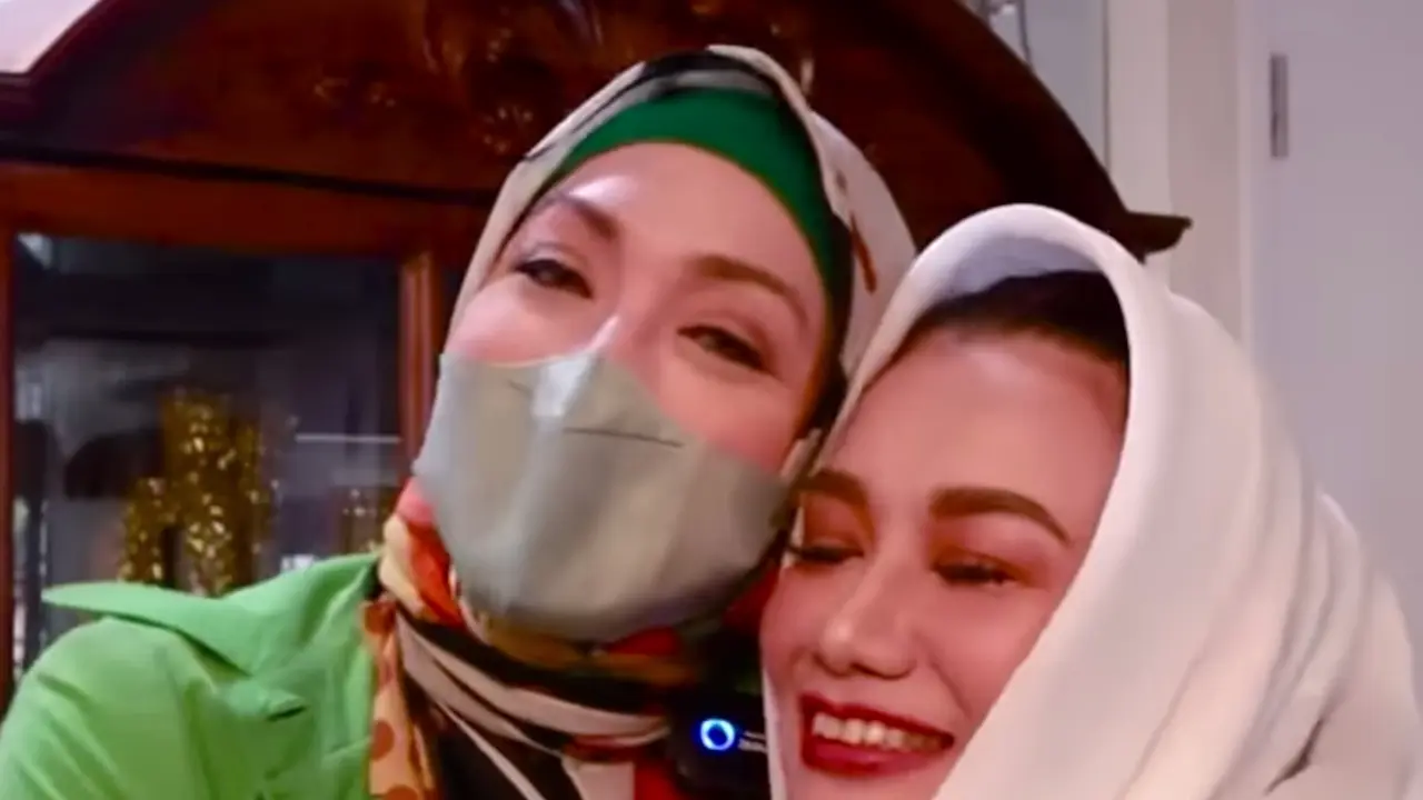 Angelina Sondakh dan Reza Artamevia. (Foto: Dok. YouTube Keema Entertainment)