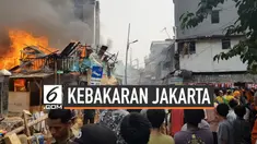 Akibat ledakan kompor gas di salah satu rumah, belasan rumah semi permanen warga Johar Baru terbakar. Guna mencegah api merembet ke lokasi lain petugas Damkar melakukan penyekatan api.
