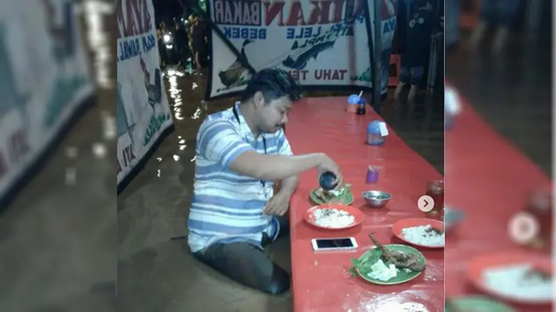 Terungkap, Ini Sosok Pria yang Makan Pecel Lele Saat Banjir