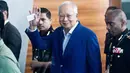 Mantan Perdana Menteri Najib Razak melambaikan tangan setibanya di kantor Komisi Anti-Korupsi Malaysia (MACC), Putrajaya, Selasa (22/5). Najib hari ini menjalani pemeriksaan terkait kasus korupsi 1Malaysia Development Berhad (1MDB). (AP/Sadiq Asyraf)