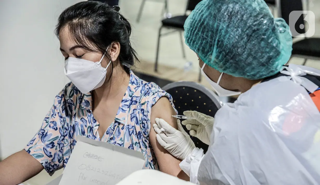 Petugas medis menyuntikkan vaksin COVID-19 Astrazeneca kepada pekerja ritel di GOR Tanjung Duren, Jakarta Barat, Senin (24/5/2021). Berdasarkan data Kementerian Kesehatan hingga 23 Mei 2021, sebanyak 14.890.933 orang telah menerima vaksin COVID-19 dosis pertama. (Liputan6.com/Faizal Fanani)