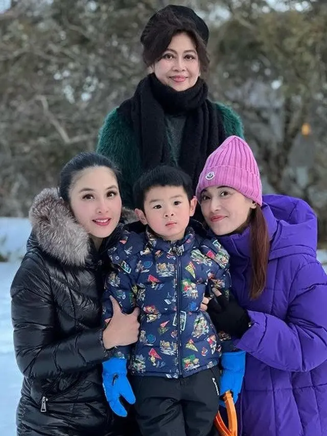 Momen Keluarga Sandra Dewi Liburan Di Australia
