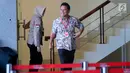 Dirut PT Mugi Rekso Abadi, Soetikno Soedarjo (kanan) usai menjalani pemeriksaan di gedung KPK, Jakarta, Selasa (23/2). Soetikno diperiksa sebagai saksi dugaan korupsi pengadaan mesin dan pesawat di PT Garuda Indonesia. (Liputan6.com/Helmi Fithriansyah)