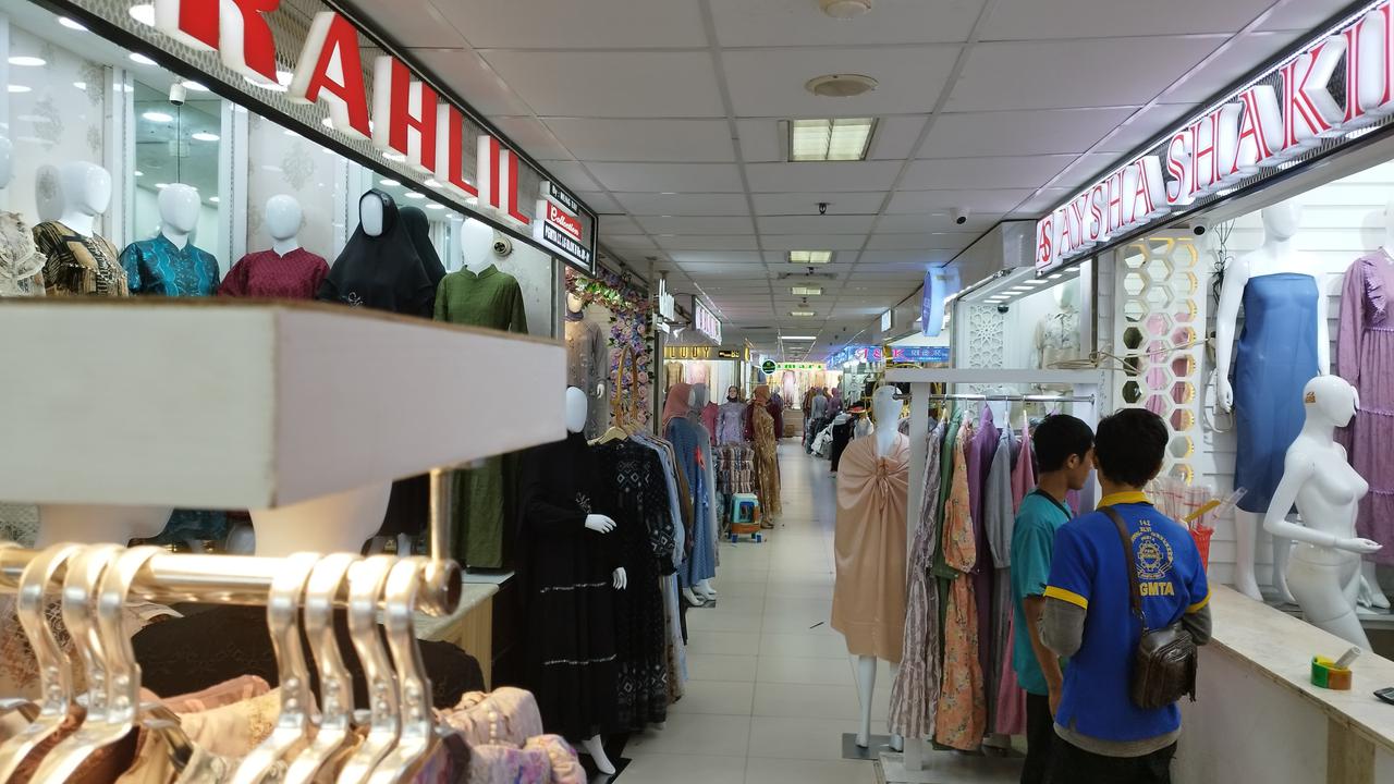 Pasar Tanah Abang sepi pengunjung jelang lebaran 2025
