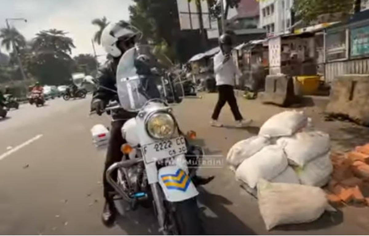 Parkir Sembarangan, Wakil Walikota Bogor Ngamuk Sambil Gembosi Ban Mobil 'Cepatan Panggil Orangnya Sekarang'