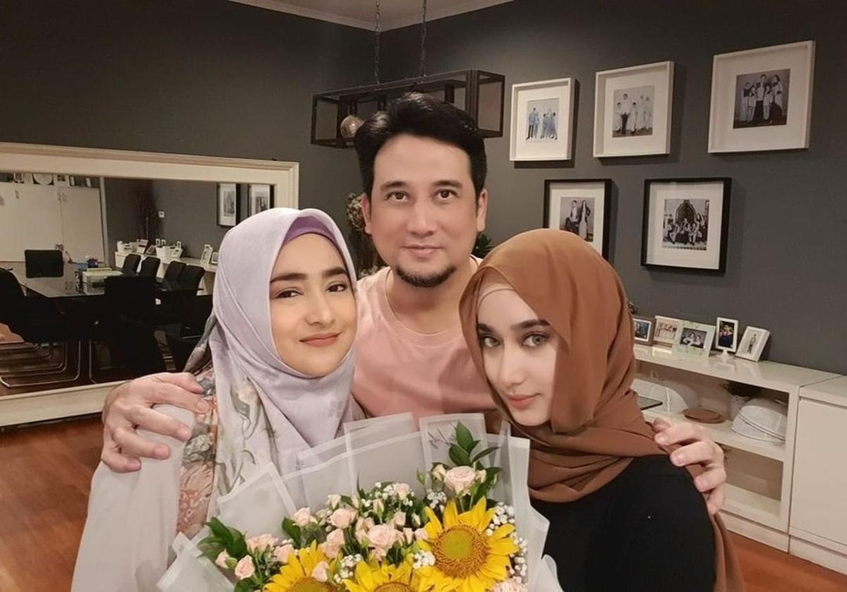 Cindy dan Firman tidak khawatir dengan anak sulung mereka, karena sudah ada sang suami yang menjaganya di Indonesia.<br>