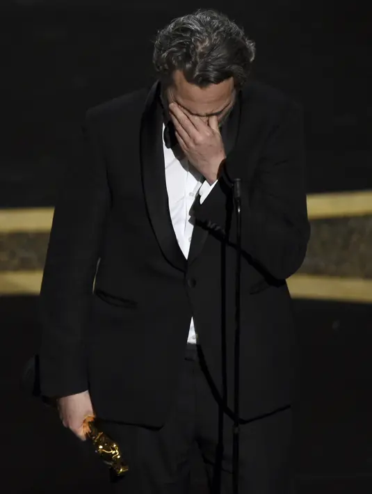 Aktor Joaquin Phoenix menyampaikan pidato saat menerima piala Oscar 2020 pada ajang Academy Awards ke-92 di Dolby Teater, Los Angeles (9/2/2020). Joaquin mengalahkan Adam Driver di Marriage Story dan Leonardo DiCaprio di film Once Upon a Time in Hollywood!. (AP Photo/Chris Pizzello)