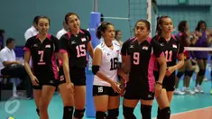 Pevoli putri Indonesia tertunduk usai dikalahkan Thailand di semifinal voli putri SEA Games ke-28 di OCBC Arena, Singapura, Minggu (14/6/2015). Pevoli Indonesia kalah 1-3 dari Thailand. (Liputan6.com/Helmi Fithriansyah)