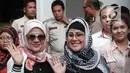 Elvy Sukaesih ditemani anaknya Fitria Sukaesih menyapa awak media usai menjalani pemeriksaan di Ditresnarkoba Polda Metro Jaya, Jakarta, Senin (26/2). Elvy mengaku belum sempat menjenguk putra putrinya di sel tahanan. (Liputan6.com/Faizal Fanani)