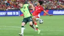 Pemain Timnas Indonesia Rafael Struick (kanan) berebut bola dengan Kye Rowles (Australia) pada putaran ketiga pertandingan sepak bola kualifikasi Piala Dunia 2026 zona Asia di Stadion Allianz, Sydney pada Kamis 20 Maret 2025. (DAVID GRAY/AFP)