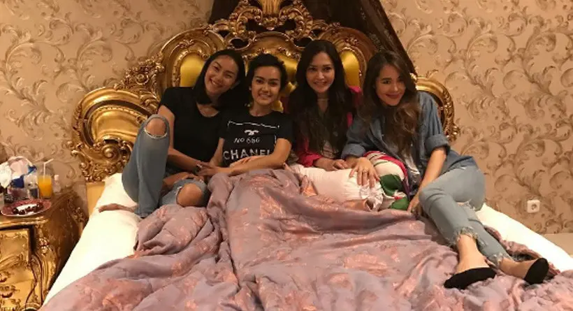 Julia Perez pose bersama 3 wanita cantik, Maia Estianty, Kalina Ocktaranny, Ina Thomas (Foto: Instagram)