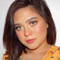 Makeup glowing ala Beauty Influencer Sarah Ayu. (Instagram/sarahayuh_).