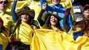 Suporter cantik dan seksi Kolumbia bersorak memberi dukungan kepada timnas Kolumbia saat menyaksikan laga Timnas Kolombia melawan Venezuela di Estadio El Teniente, Rancagua, Chile (14/6/2015). (REUTERS/Carlos Garcia Rawlins)