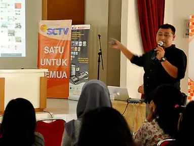 Redaktur Eksekutif Lip6.com Stephen Vincent memaparkan workshop soal Liputan6 in New Media dan Citizen6 dalam ajang SCTV Goes to Campus di Kampus Fisipol Universitas Gajahmada, Yogyakarta (16/3).(Foto: Agung Binarko)