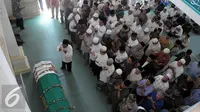 Warga mengikuti salat jenazah Almarhum Ali Mustafa Yaqub (AMY) di Masjid Muniroh Salaman,Tangsel, Banten, Rabu (28/4). AMY lahir di Batang, Jawa Tengah, 2 Maret 1952. Sejak muda, AMY menekuni ilmu Islam hingga ke Arab Saudi. (Liputan6.com/Helmi Afandi) 