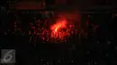 Suporter Persib menyalakan flare usai menyaksikan laga Persib kontra PBFC di lanjutan Turnamen Piala Bhayangkara di Stadion Si Jalak Harupat, Bandung, Minggu (20/3/2016). Persib unggul 1-0 atas PBFC. (Liputan6.com/Helmi Fithriansyah)
