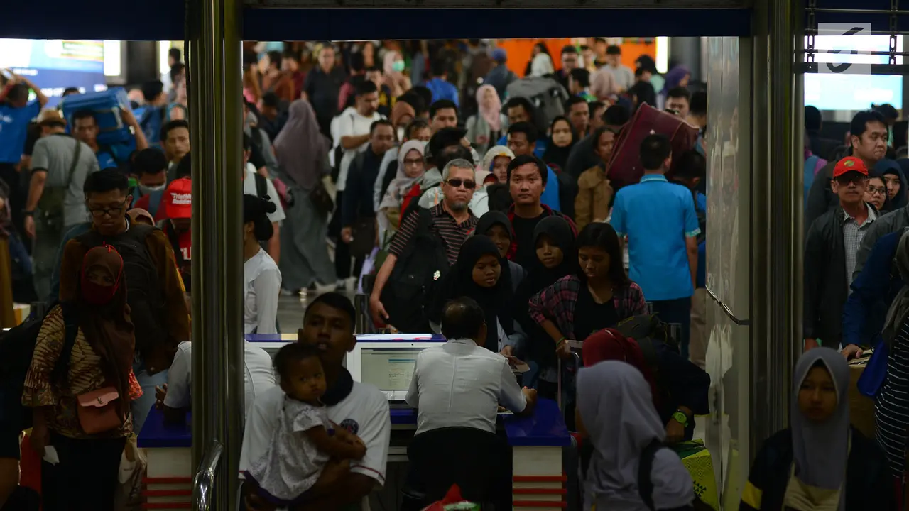 Stasiun Gambir Dibanjiri Pemudik