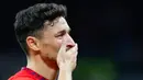 Momen penuh emosional terjadi di Stadion Santiago Bernabeu sebelum pertandingan Liga Spanyol antara Real Madrid kontra Sevilla. (AFP/Oscar Del Pozo)