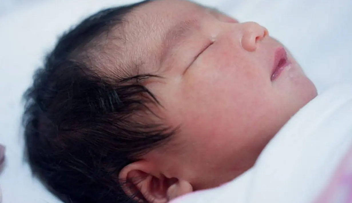 Ucapan selamat dan doa dari netizen menghiasi laman foto buah hatinya yang sedang tertidur pulas dengan selimut dan penutup kepala tersebut. Ada juga yang salut bisa melahirkan normal. (Instagram/rayakohandi244)