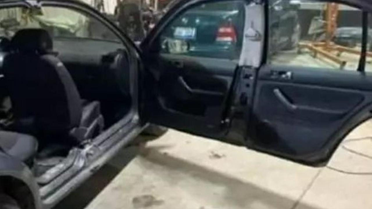 Memang benar mobil ini memiliki dua pintu