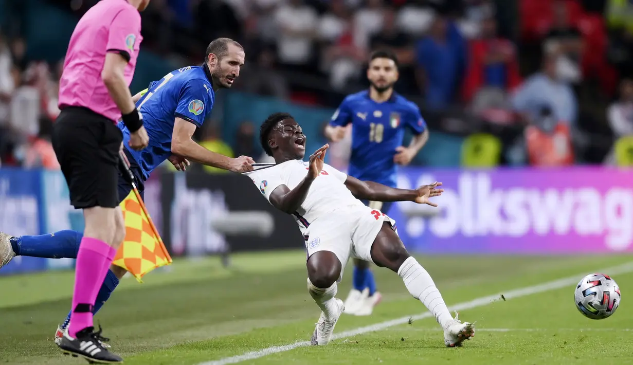 Teranyar saat laga final Euro 2020 melawan Inggris. Sang bek tak ragu-ragu menarik baju pemain muda Inggris, Bukayo Saka, demi mencegahnya masuk ke area pertahanan Italia. (Foto: AP/Laurence Griffiths,Pool)