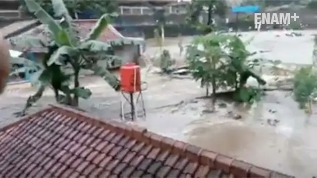 Hujan deras yang menimpa Bogor sejak Senin (27/2) siang, akibatkan banjir hingga tembok pembatas SMAN 2 Bogor roboh dan akibatkan korban jiwa.